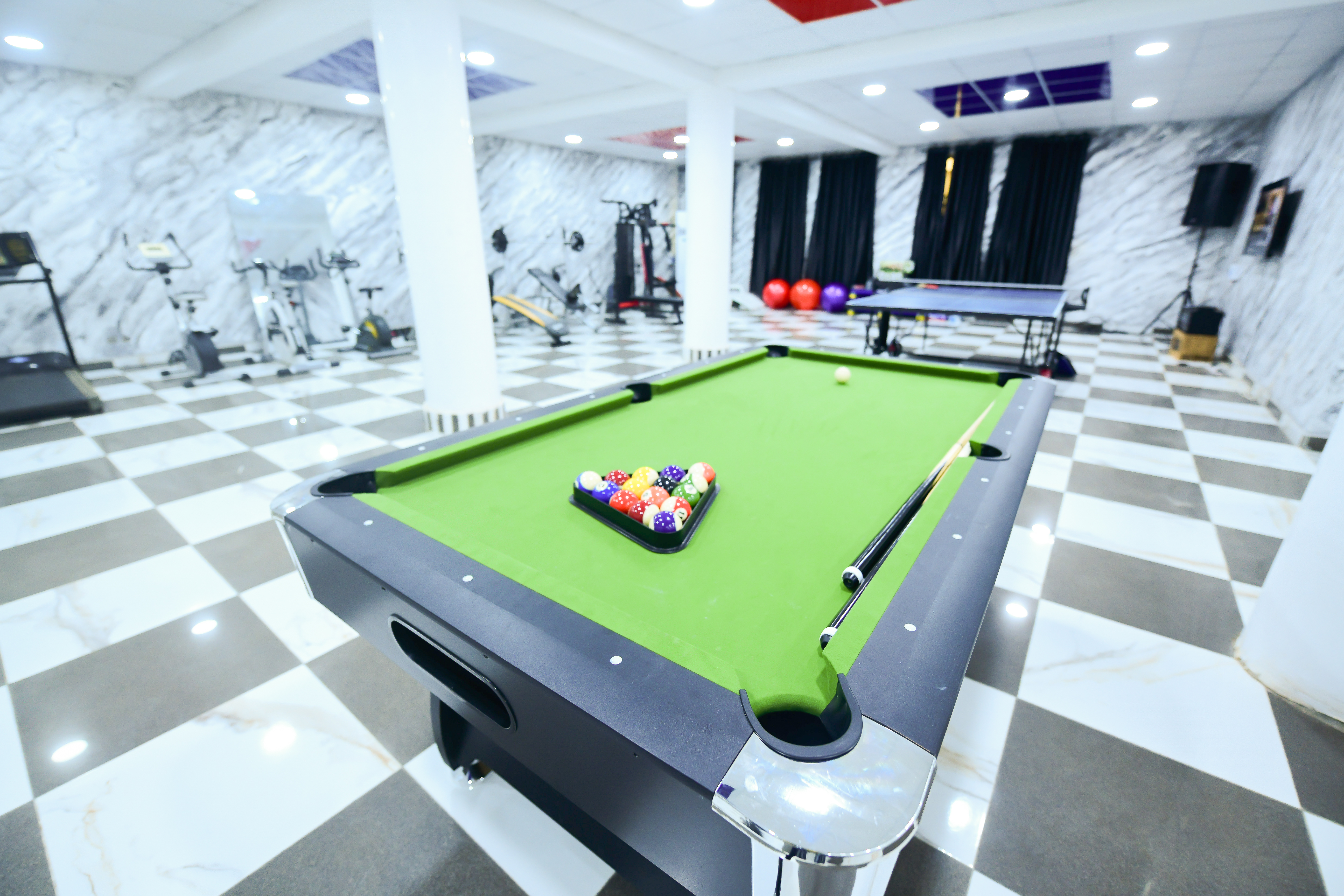 Portrait by Mari Lezhava